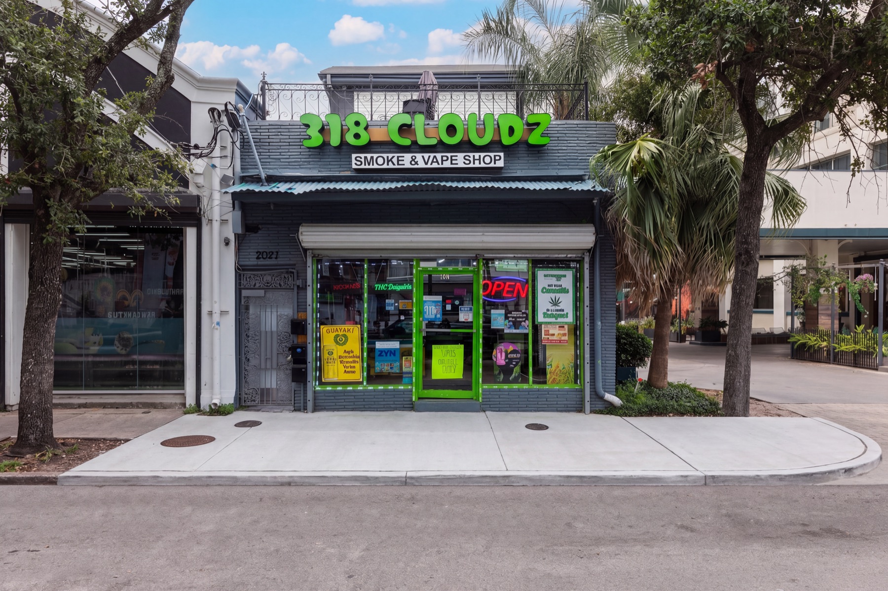 318 CLOUDZ Smoke & Vape storefront at 2019 St. Charles Ave in New Orleans